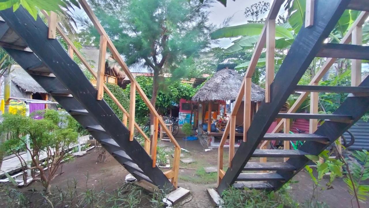 Fantastic B"N"B Hostel Gili Air Exterior photo